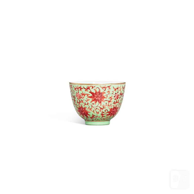 A lime-green-ground iron-red 'lotus' cup, Mark and period of Qianlong | 清乾隆 綠地礬紅彩描金纏枝蓮紋小盃 《乾隆年製》款 - 图1
